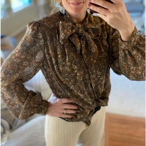 Gorgeous blouse w sash neck tie